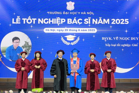 Chân dung thủ khoa kỳ thi kh:ốc li:ệt nhất Trường ĐH Y Hà Nội học 13 tiếng/ngày, được xem tinh hoa của đất nước