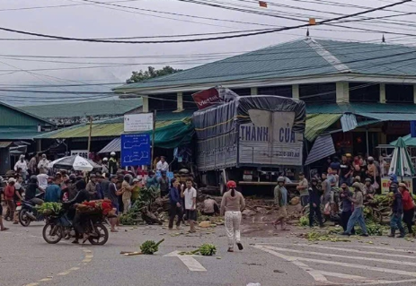 Camera ghi lại khoảnh khắc xe tải lao vào chợ khiến 6 người thư::ơng vo::ng, hiện trường ki::nh ho::àng