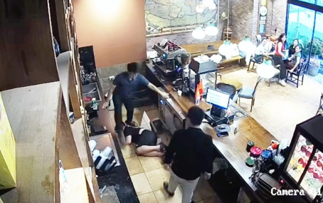 Nguồn cơn gây ph:ẫn n:ộ vụ ‘tổng tài’ ra lệnh đá::nh nam thu ngân quán cà phê, hé lộ tình hình nạn nhân