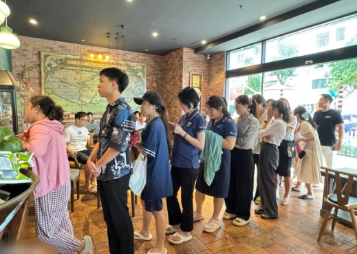 Tình hình kinh doanh hiện tại của quán cà phê Hà Nội sau vụ ‘tổng tài’: Chiếc ghế đặc biệt giới trẻ tranh nhau check-in