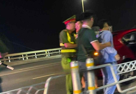 Thực hư tin đồn người có ý định tiêu cực ở cầu Nhật Tân ngay lúc này là ‘tổng tài’, cứu hộ và cano đang tìm kiếm