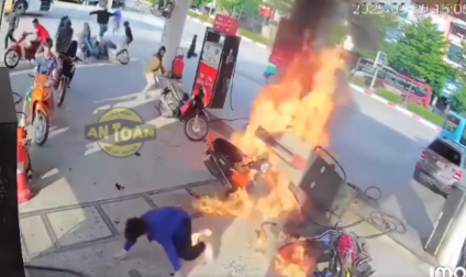 Camera ghi lại cảnh ô tô hú:c đổ trụ bơm xăng, 1 người bị l:ửa nhấn chìm, thoát n::ạn trong gang tấc