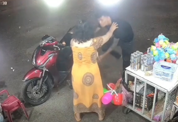 Mẹ thanh niên đánh thai phụ đến nhà nạn nhân khóc xin lỗi, kẻ ra tay lại gọi điện tuyên bố không tha: Quá mệt thật rồi