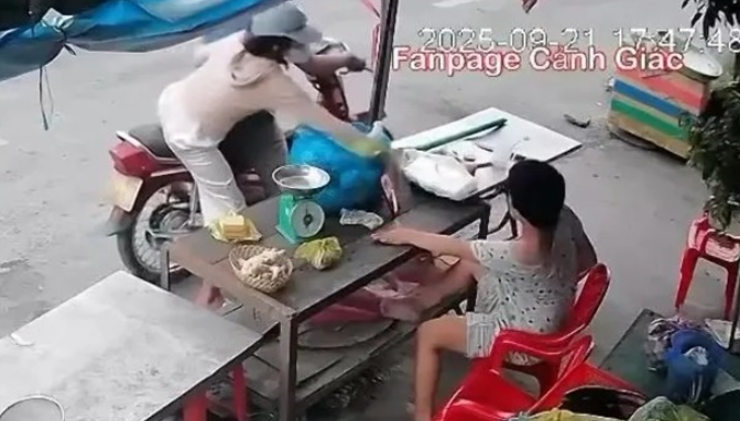 Xôn xao cờ nhíp đôi nam nữ gi:ật điện thoại của người phụ nữ khuy:ết t:ật, n:ạn nh:ân buồn bã 1 ngày sau qu:a đ:ời