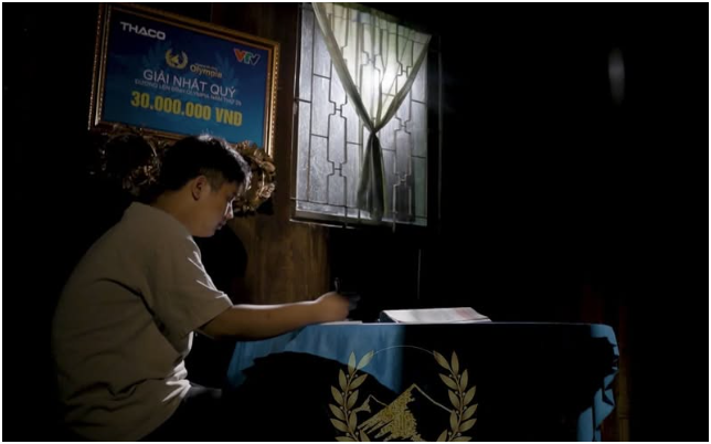 Xót xa góc học tập của Nhựt Lam ở quê: Chỉ cần cây bút và cuốn sách, chỗ nào cũng biến thành bàn học của em