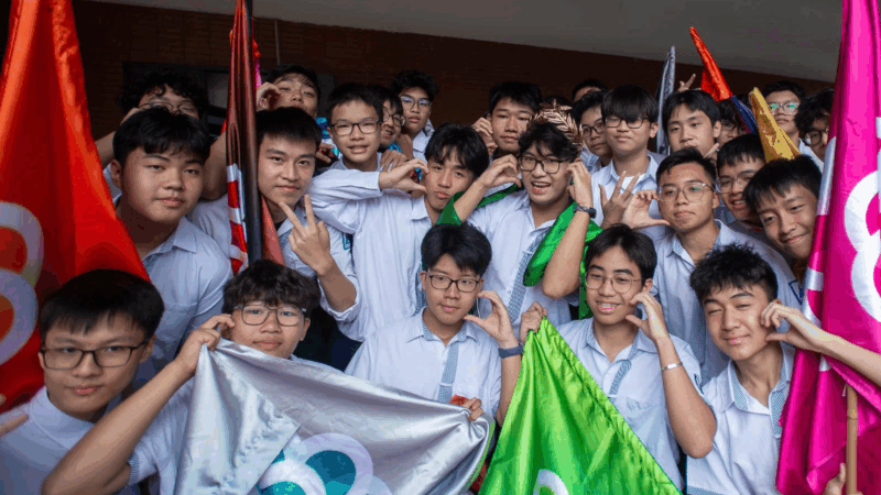 Tiết lộ món quà từ bạn bè thầy cô gửi tới Quán quân Olympia 2025: Quá bất ngờ và rất xúc động.