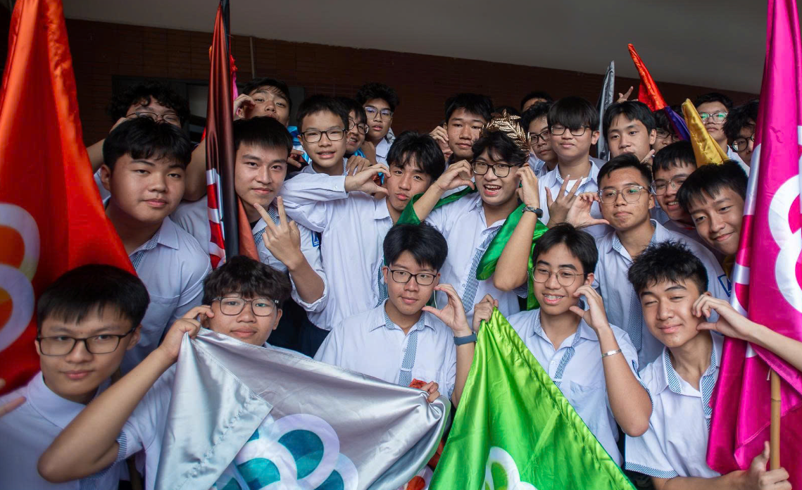 Tiết lộ món quà từ bạn bè thầy cô gửi tới Quán quân Olympia 2025: Quá bất ngờ và rất xúc động.