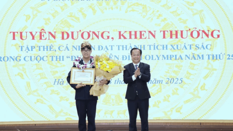 Chủ tịch Hà Nội tặng bằng khen cho Quán quân Đường lên đỉnh Olympia Trần Bùi Bảo Khánh: “Nhất em rồi nhé, tự hào lắm đấy.”