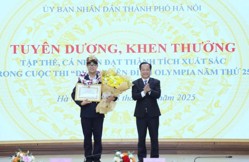Chủ tịch Hà Nội tặng bằng khen cho Quán quân Đường lên đỉnh Olympia Trần Bùi Bảo Khánh: “Nhất em rồi nhé, tự hào lắm đấy.”