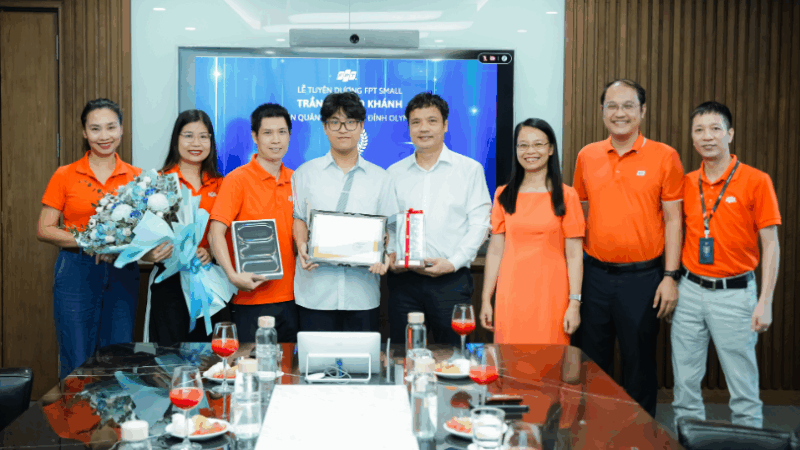 Một tập đoàn lớn tuyên dương Quán quân Olympia Trần Bùi Bảo Khánh: Quá bất ngờ khi em là con trai của 2 cán bộ tập đoàn này.