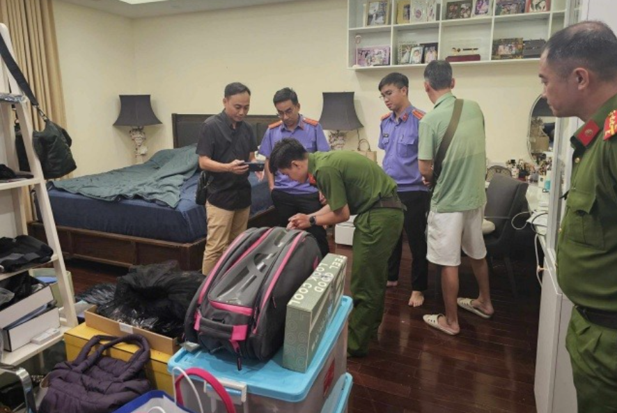 Phát hiện két sắt trong căn Villa của Trương Ngọc Ánh: Thu giữ nhiều thứ quan trọng.