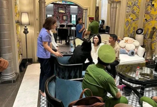 Đoàn Di Băng m:ếu má:o, nắm chặt tay chồng Nguyễn Quốc Vũ khi công an khám tại nhà: ‘Khuôn mặt trông t:ội lắm’