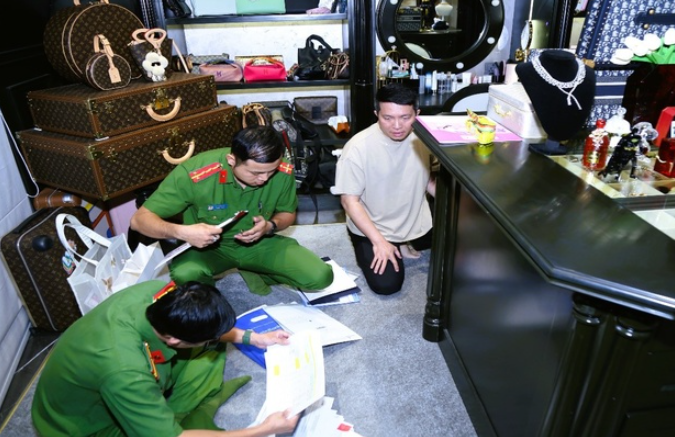 Rò rỉ hình ảnh bên trong phòng có két sắt của vợ chồng Đoàn Di Băng: ‘Có cái bất thường’