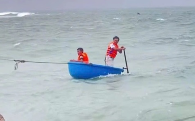 Vụ 3 người trôi dạt trên biển Lý Sơn: “Ăn nửa quả táo th:ối để cầm cự”.