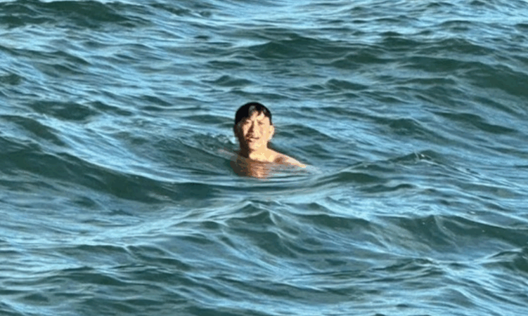 Người đàn ông trôi dạt 2 ngày xuyên bão, cởi bỏ áo phao và bản lĩnh người ngư phủ Quảng Ngãi.