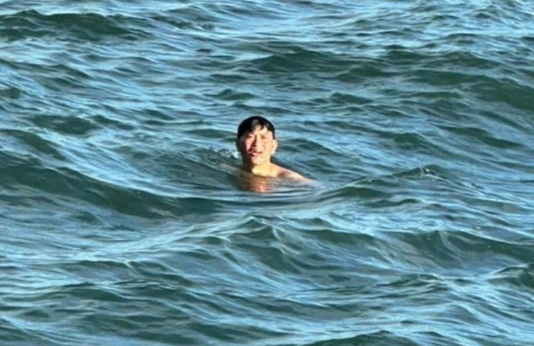 Người đàn ông trôi dạt 2 ngày xuyên bão, cởi bỏ áo phao và bản lĩnh người ngư phủ Quảng Ngãi.