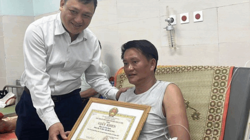 Trao thưởng cho 2 người hùng lao ra biển để cứu người: ‘Quá xứng đáng, các anh xuất sắc lắm, được cả Chủ tịch UBND đặc khu Lý Sơn tới thăm’.