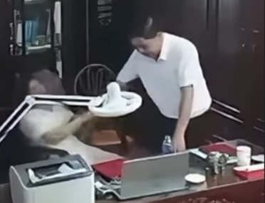 Đã rõ điểm sai của vụ người đàn ông th:ân m:ật với nhiều người phụ nữ trong phòng làm việc: ‘Sở GD-ĐT lên tiếng’