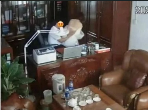 Người đàn ông th:ân m:ật với nhiều ph:ụ n:ữ trong căn phòng làm việc: ‘Giờ mất việc, không biết lấy gì kiếm tiền, tuổi cũng cao rồi, đi xin việc cũng khó, thương quá’