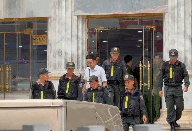 Rất nhiều CA đã đến biệt phủ của bà chủ thẩm mỹ viện Mailisa: ‘Để khám xét và thu thập nhiều bằng chứng liên quan’