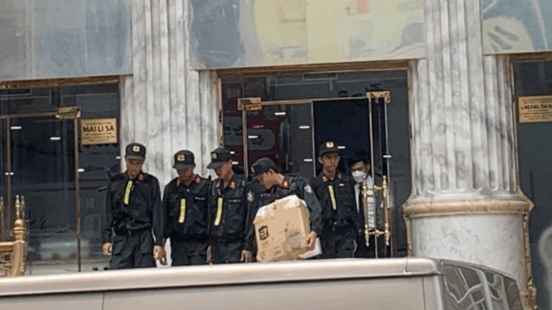 Hơn 4 tiếng đồng hồ, CA đã rời khỏi thẩm mỹ viện Mailisa mang theo nhiều thùng carton chứa tài liệu liên quan: ‘Chờ ngày phán quyết’