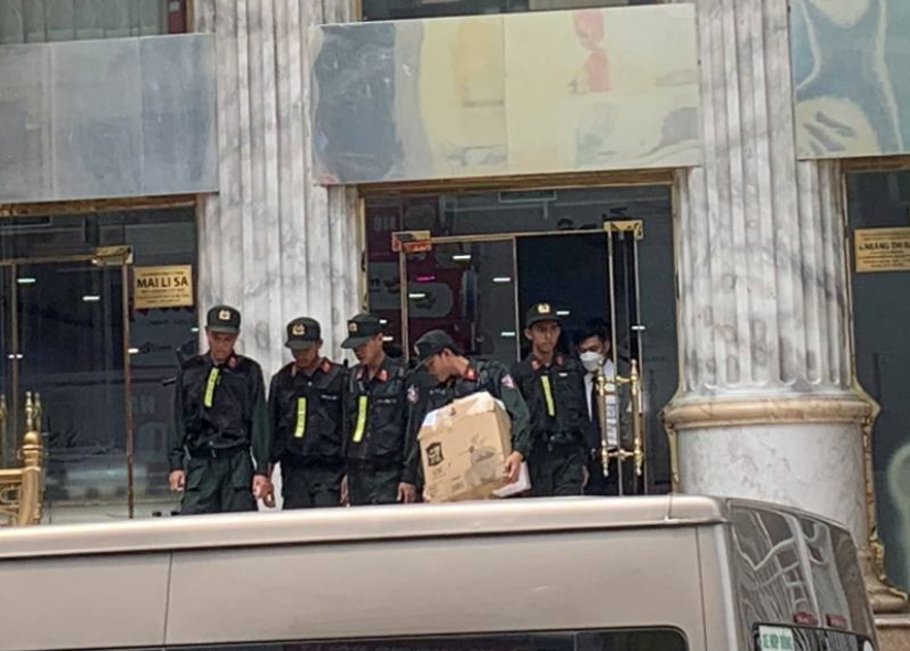 Hơn 4 tiếng đồng hồ, CA đã rời khỏi thẩm mỹ viện Mailisa mang theo nhiều thùng carton chứa tài liệu liên quan: ‘Chờ ngày phán quyết’