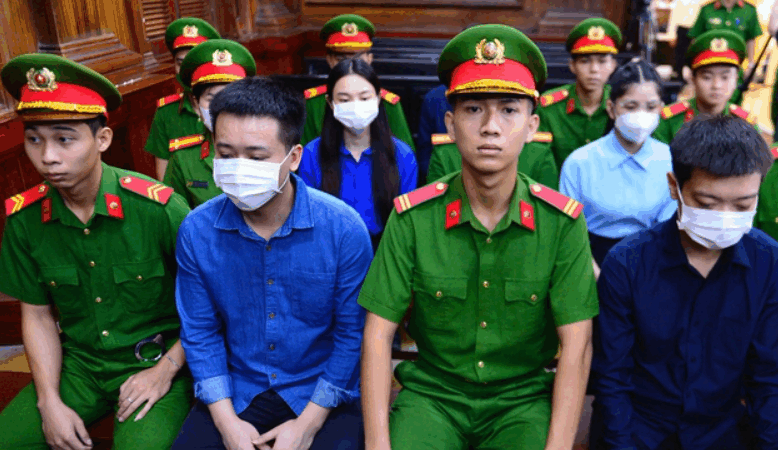 Hoa hậu Thùy Tiên, Hằng Du Mục và Quang Linh Vlogs hầu tòa vụ kẹo Kera: ‘Rõ khuôn mặt thất thần của cả 3’