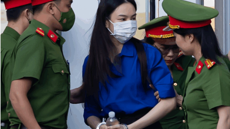 Đã rõ thái độ của hoa hậu Thùy Tiên trong phiên tòa xét xử vụ kẹo Kera: ‘Nhìn ánh mắt của chị là hiểu tất cả, chắc chị mất ngủ nhiều đêm lắm’