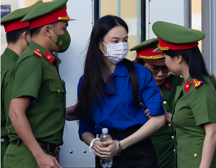 Đã rõ thái độ của hoa hậu Thùy Tiên trong phiên tòa xét xử vụ kẹo Kera: ‘Nhìn ánh mắt của chị là hiểu tất cả, chắc chị mất ngủ nhiều đêm lắm’