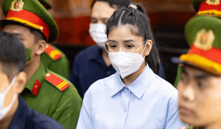 Hằng Du Mục phải nặn sữa mỗi ngày trong trại giam: ‘Liệu có được cho tạm hoãn thi hành án vì đang nuôi con nhỏ?