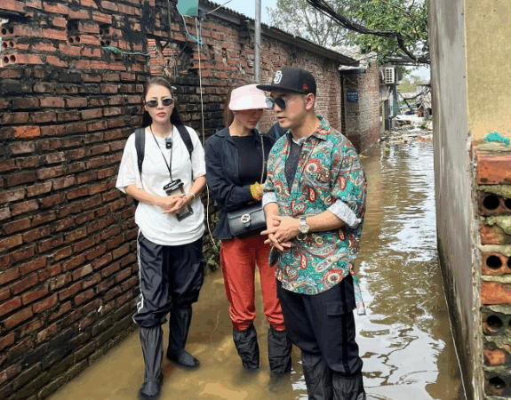 Ưng Hoàng Phúc đá:p trả cực gắ:t khi bị fan ch:ế gi:ễu khi đi từ thiện: “Nói 1 câu khiến bên kia chỉ biết im lặng”