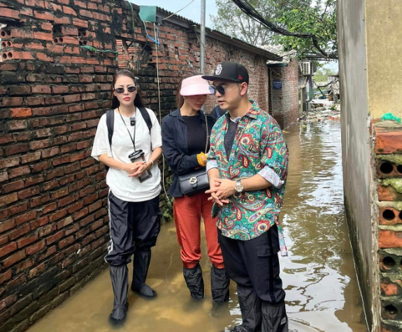 Ưng Hoàng Phúc đá:p trả cực gắ:t khi bị fan ch:ế gi:ễu khi đi từ thiện: “Nói 1 câu khiến bên kia chỉ biết im lặng”