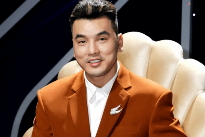 Ưng Hoàng Phúc bị mỉa mai khi đi từ thiện: “Nhớ kiếm chỗ ngập sâu xíu anh nha”