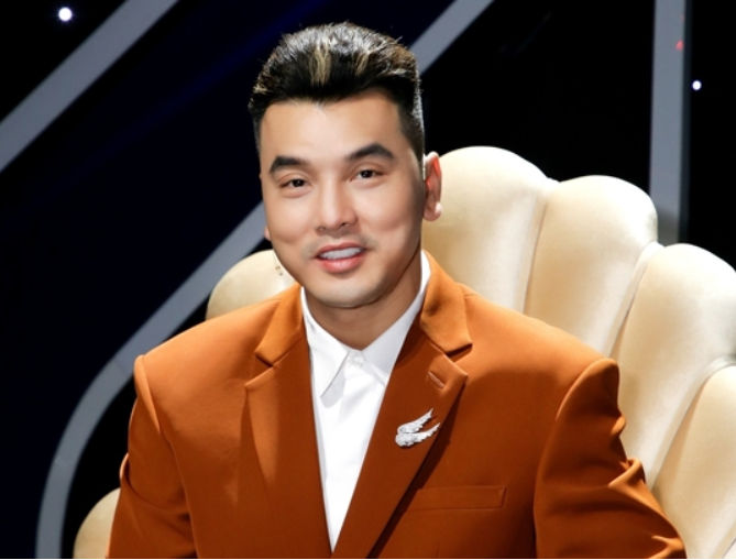 Ưng Hoàng Phúc bị mỉa mai khi đi từ thiện: “Nhớ kiếm chỗ ngập sâu xíu anh nha”