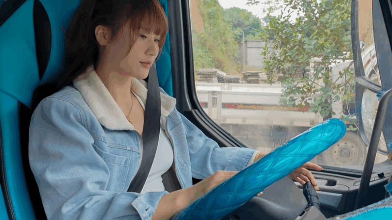 Rõ danh tính cô gái bốc vác lái xe tải 30 tấn hỗ trợ miền Trung có thân thế đặc biệt, vóc dáng quyến rũ.