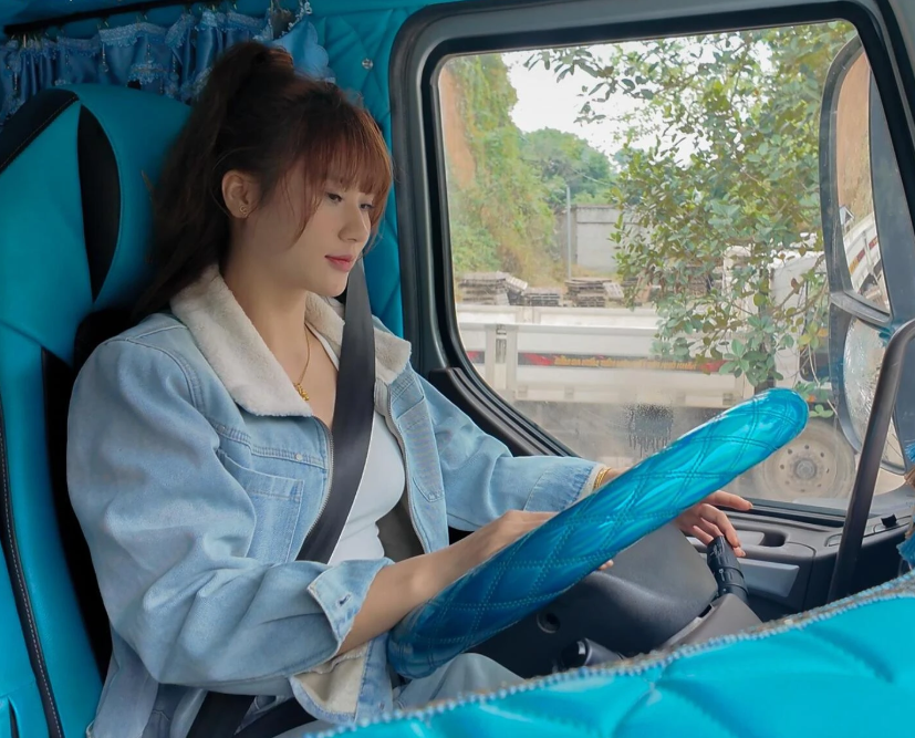 Rõ danh tính cô gái bốc vác lái xe tải 30 tấn hỗ trợ miền Trung có thân thế đặc biệt, vóc dáng quyến rũ.