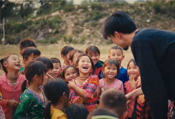 Rõ số tiền khủng mà Hòa Minzy và Đen Vâu đã gửi vào ủng hộ cho dự án ‘Nuôi em’: ‘Không ngờ thật đấy’