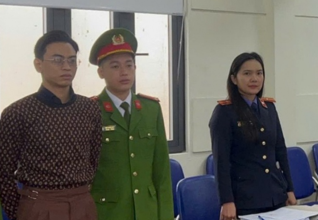 B:ắt tạ:m gia:m “tổng tài” chỉ đạo đá::nh người tại quán cà phê: ‘Lúc bị bắt vẫn ăn mặc đẹp đẽ lắm’