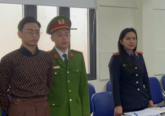 B:ắt tạ:m gia:m “tổng tài” chỉ đạo đá::nh người tại quán cà phê: ‘Lúc bị bắt vẫn ăn mặc đẹp đẽ lắm’