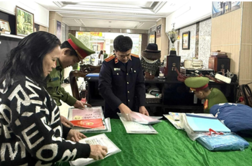 Khám xét nơi ở và nơi làm việc của vợ chồng chủ tiệm vàng Kim Chung: ‘Thu giữ nhiều thứ quan trọng’