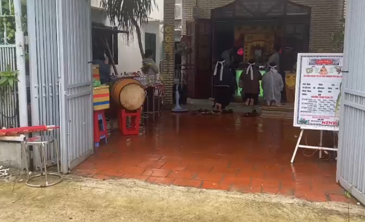 Vợ và con gái xuất hiện trong ta:ng lễ NS Thương Tín: ‘Nhiều người trách móc sao giờ này mới xuất hiện, lúc bệ:nh t:ật đâu chẳng thấy’