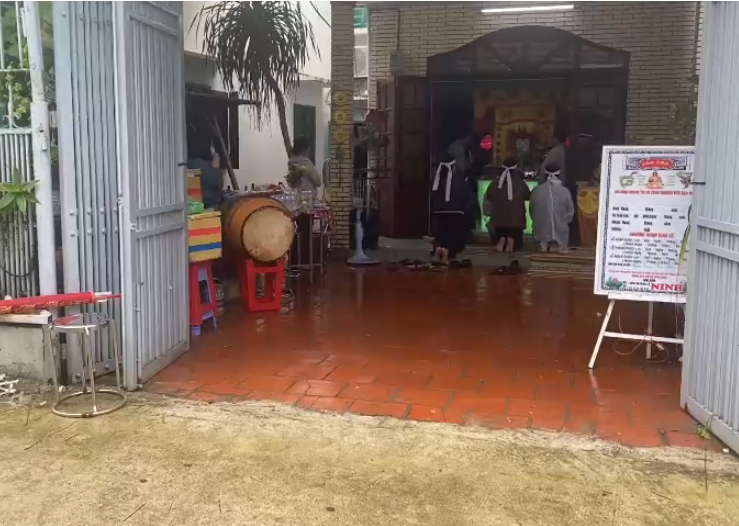 Vợ và con gái xuất hiện trong ta:ng lễ NS Thương Tín: ‘Nhiều người trách móc sao giờ này mới xuất hiện, lúc bệ:nh t:ật đâu chẳng thấy’