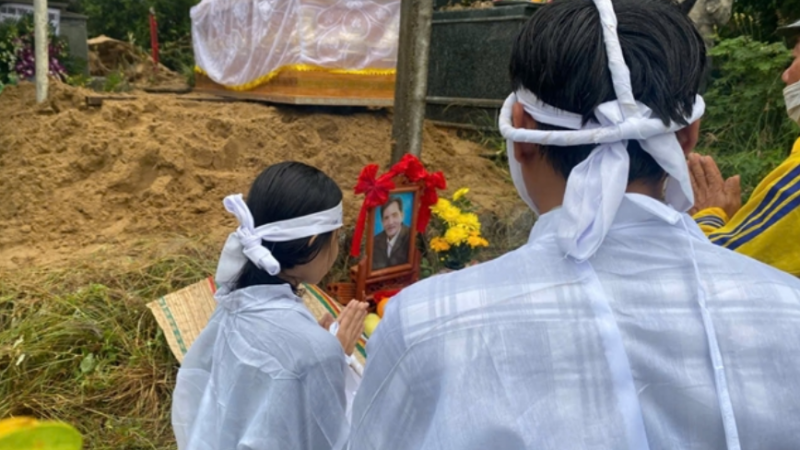 Một nữ ca sĩ b:ức x:úc vì không có 1 nghệ sĩ nào đến viếng ta:ng cho Thương Tín: ‘Dùng những lời lẽ trá:ch m:óc, á:m ch:ỉ tới những đồng nghiệp xưa kia của ông’