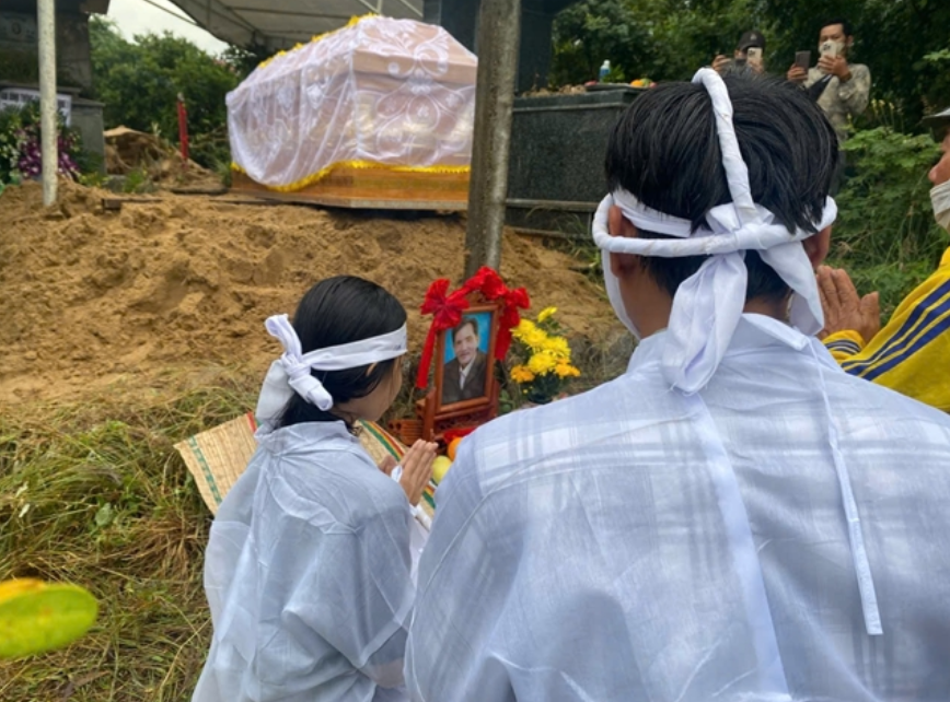 Một nữ ca sĩ b:ức x:úc vì không có 1 nghệ sĩ nào đến viếng ta:ng cho Thương Tín: ‘Dùng những lời lẽ trá:ch m:óc, á:m ch:ỉ tới những đồng nghiệp xưa kia của ông’