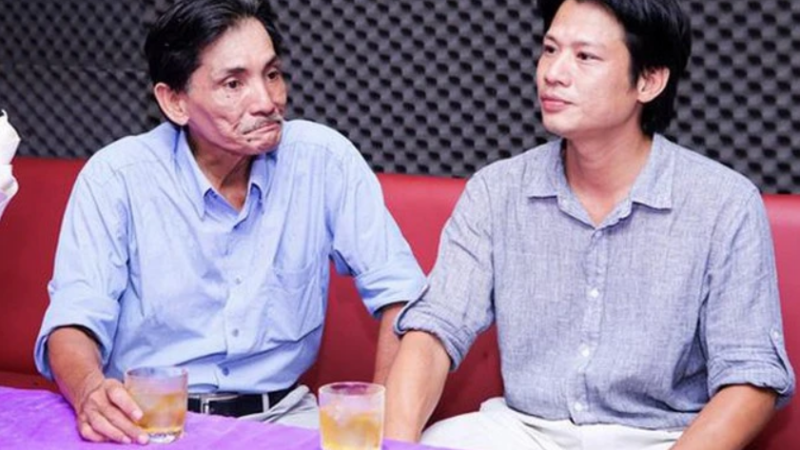 Con trai của NS Thương Tín có thái độ cực lạ với d:ì gh:ẻ: ‘Không được lòng nhau mấy’