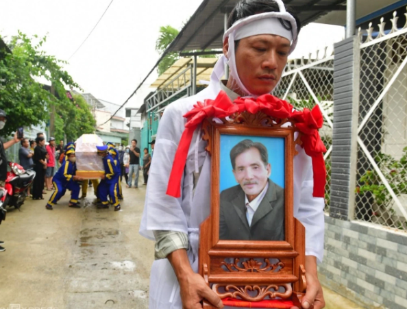 Hồng Loan: ‘Tôi không biết là NS Thương Tín đi viế:ng ba tôi, vì không biết nên mình cũng không đi đáp lễ’