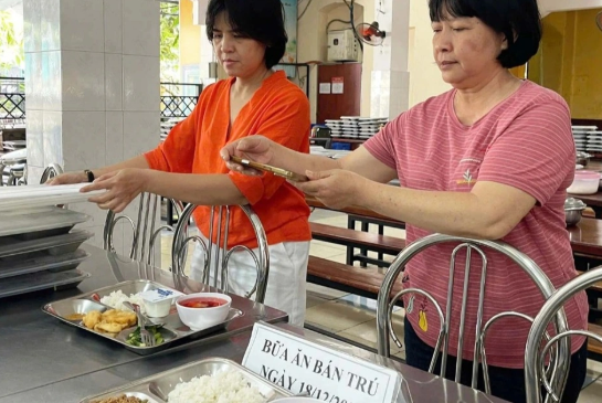 Suất ăn bán trú 40.000 đồng ở Trường THPT Trưng Vương bị phụ huynh phản ánh ‘ít, nguội’: Nhà trường nói gì?