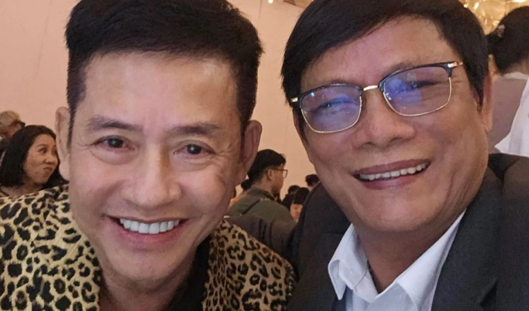 Tấn Beo ngồi xe lăn dự đám cưới con trai: Bật khóc nức nở.