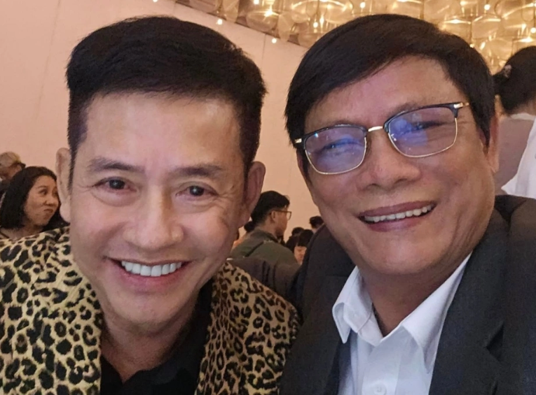 Tấn Beo ngồi xe lăn dự đám cưới con trai: Bật khóc nức nở.