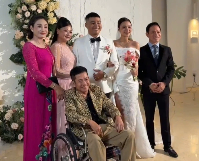 Tấn Beo xúc động không nói nên lời: ‘Bật khóc trong ngày vui của con trai, thương quá đi’